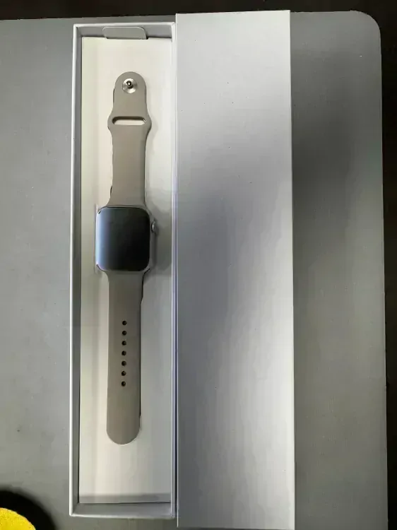 Apple Watch Series 7, 45mm Starlight Aluminium Case Starlight Sport Band (zánovní)