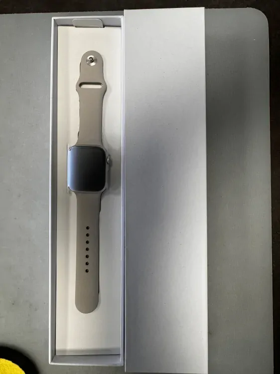 Apple Watch Series 7 Cellular, 45mm, Starlight Aluminium Case, Starlight Sport Band (zánovní)
