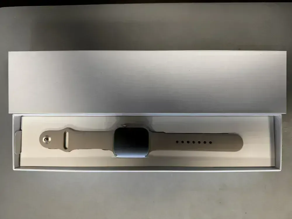 Apple Watch Series 7, 45mm Starlight Aluminium Case Starlight Sport Band (zánovní)